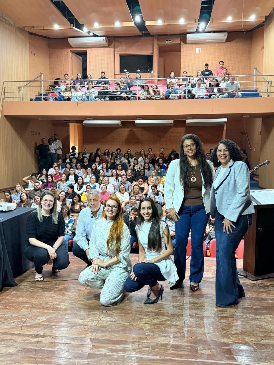 Equipe e participantes reunidos após um evento da SBAEL
