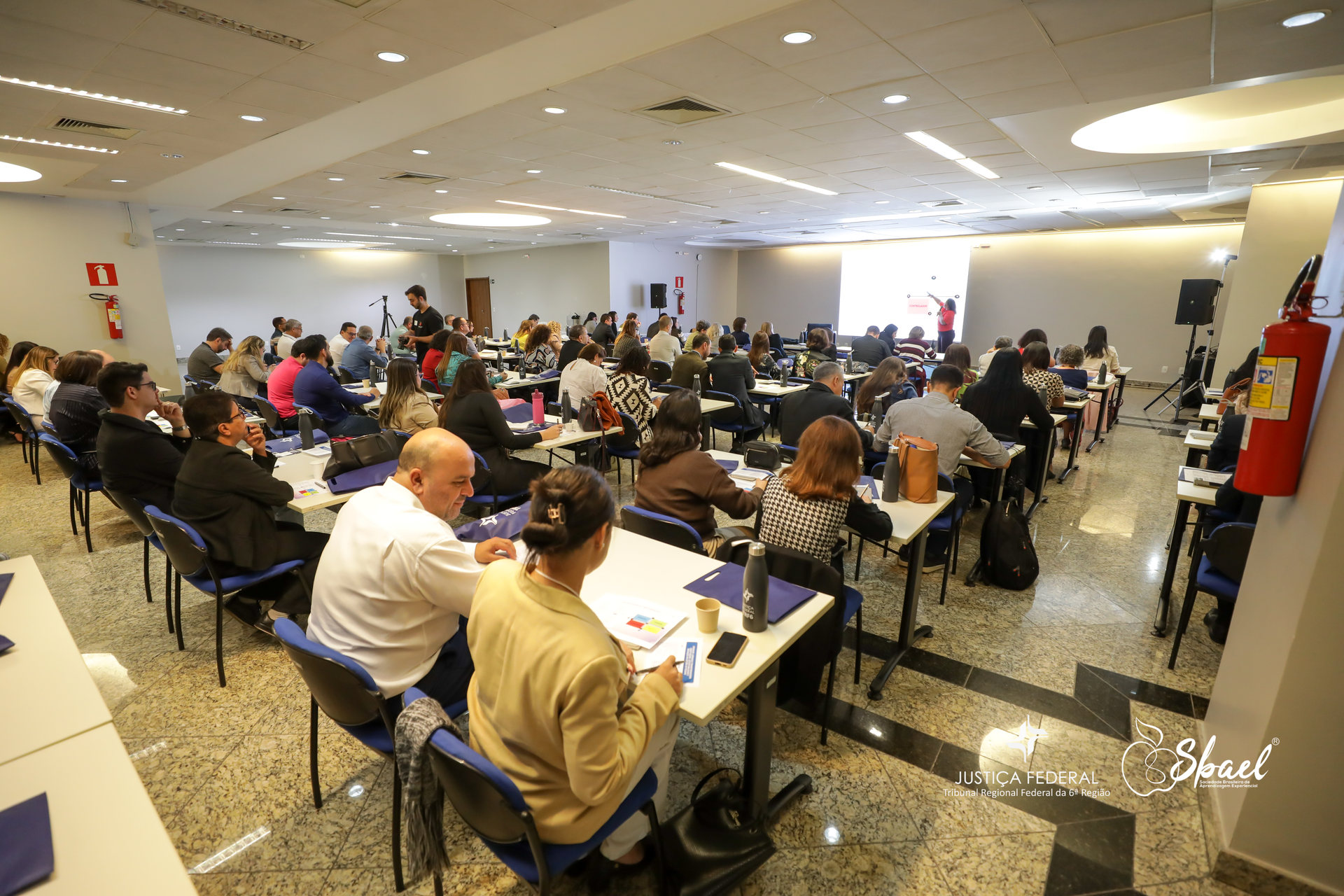 Encontro formativo conduzido pela SBAEL com uma sala de participantes