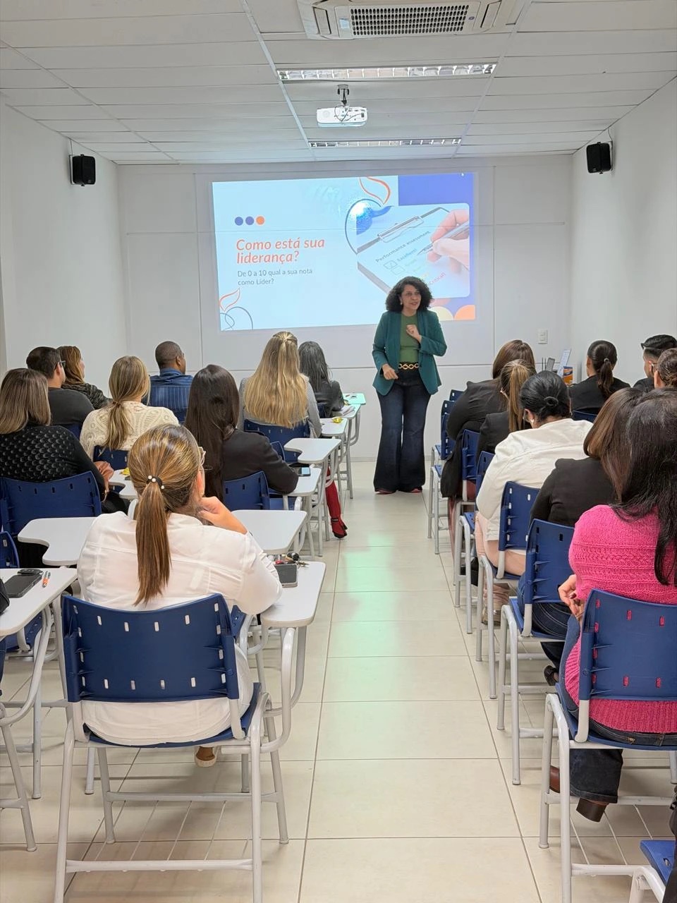 Facilitadora conduz formação sobre liderança em sala de aula