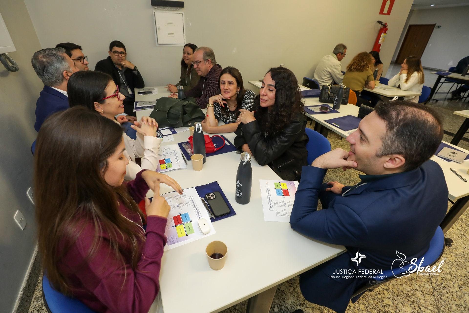 Participantes da SBAEL compartilham ideias em uma oficina em grupo