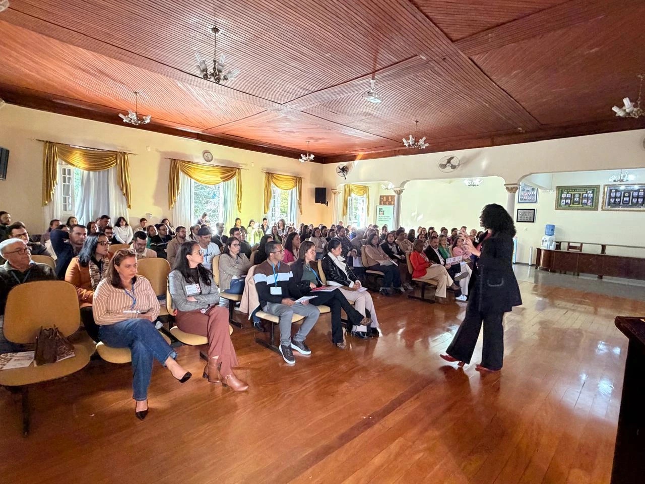 Palestra da SBAEL para profissionais em um auditório