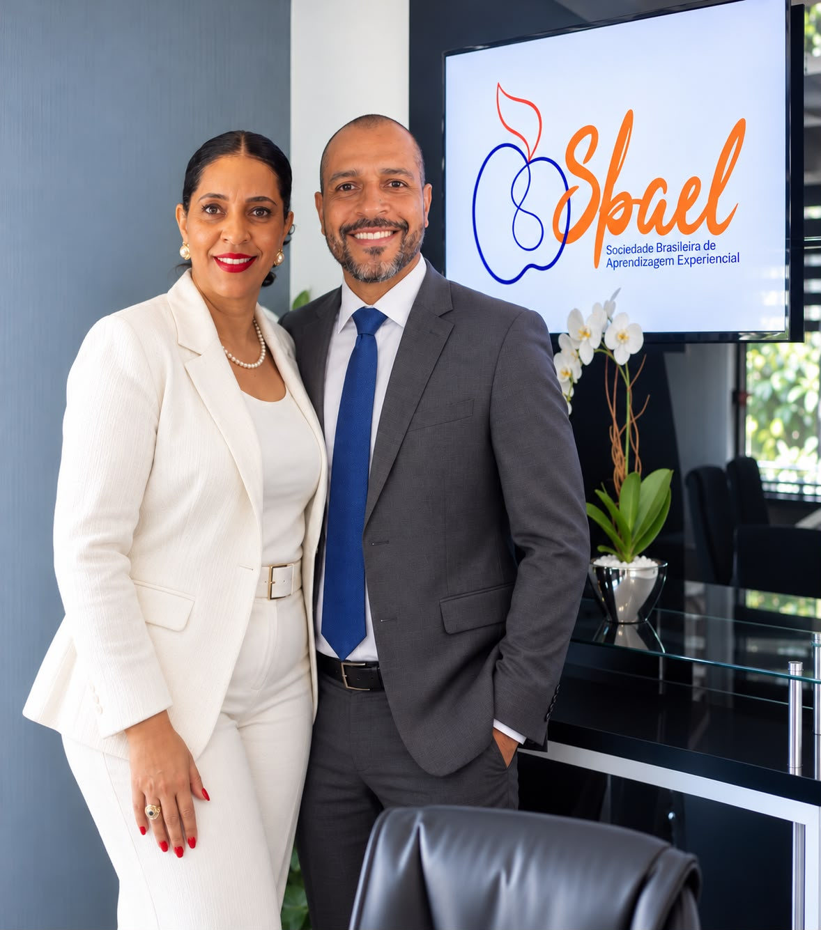 Representantes da SBAEL em frente à marca da organização